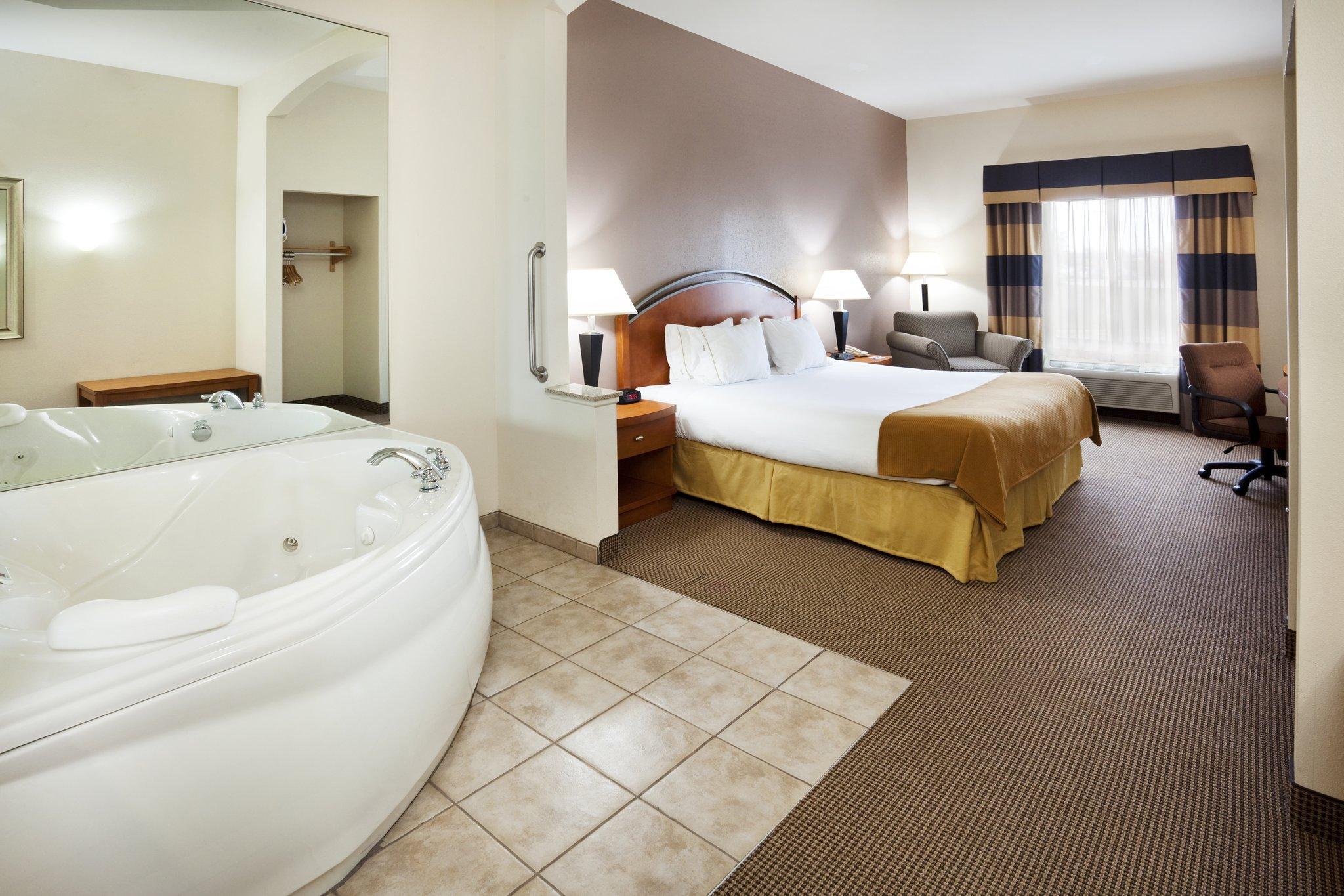 Holiday Inn Express Forest City By Ihg Bilik gambar