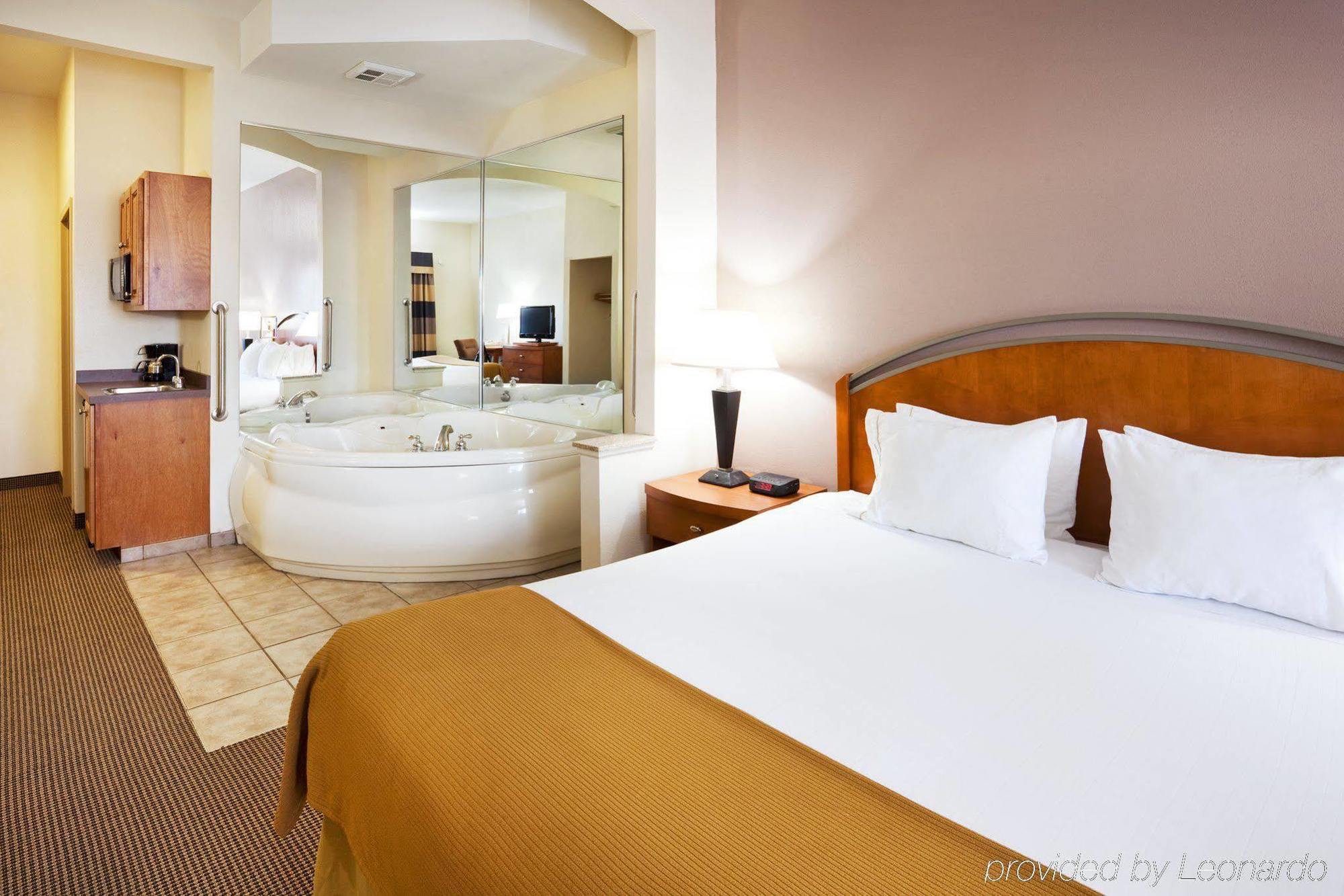 Holiday Inn Express Forest City By Ihg Bilik gambar